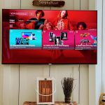 Ein Fernseher an der Wand neben einem Fenster. Darauf ist der On Demand Channel von OTTO auf der Streamingplattform Joyn zu sehen.