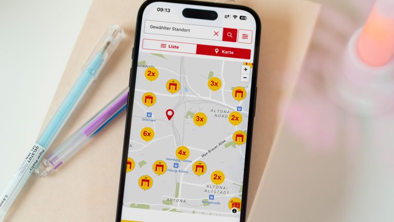 DHL Packstation finden: So gehst du vor Screenshot der App „Post & DHL“. Zu sehen sind Packstationen in der Nähe.