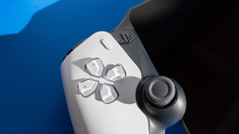 PlayStation Portal, Wie gut das PS-Streaming klappt Detailansicht des D-Pads auf einem PlayStation Portal Remote Player.