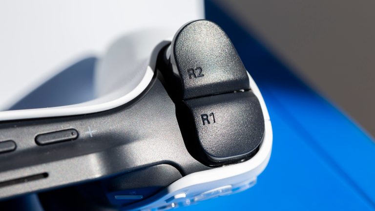 PlayStation Portal, Wie gut das PS-Streaming klappt Detailansicht der R1/R2-Buttons auf einem PlayStation Portal Remote Player.