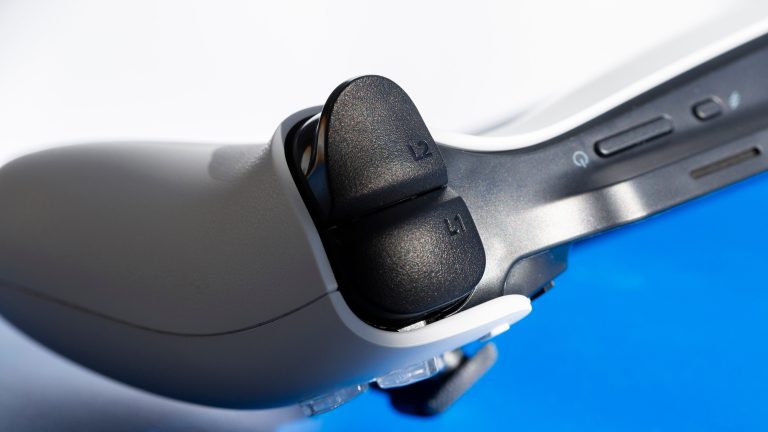 PlayStation Portal, Wie gut das PS-Streaming klappt Detailansicht der L1/L2-Buttons auf einem PlayStation Portal Remote Player.