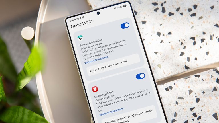 Samsung Galaxy S25, So nutzt du die Gemini-Integration Ein Samsung Galaxy S25 Ultra liegt auf einem teilweise marmorierten Untergrund. Auf dem Screen sind die Erweiterungseinstellungen zu Gemini zu sehen.