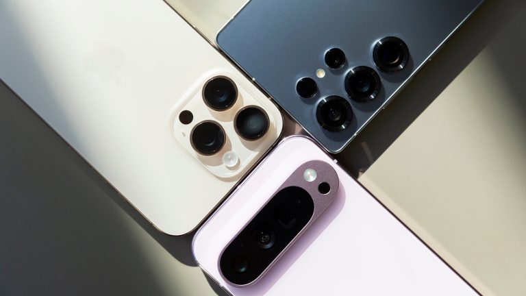 iPhone 16 Pro Max vs. Galaxy S25 Ultra vs. Google Pixel 9 Pro XL, Premium-Smartphones im Vergleich Rückansichten der Kameras bei einem iPhone 16 Pro Max, einem Galaxy S25 Ultra und einem Pixel 9 Pro XL.