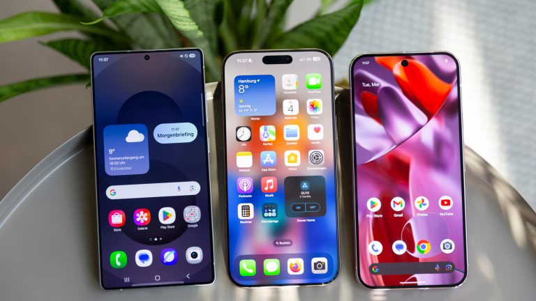 iPhone 16 Pro Max vs. Galaxy S25 Ultra vs. Google Pixel 9 Pro XL, Premium-Smartphones im Vergleich Angeschaltete Displays von einem Galaxy S25 Ultra, einem iPhone 16 Pro Max und einem Pixel 9 Pro XL.