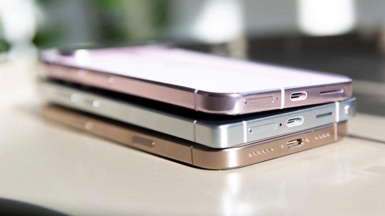 iPhone 16 Pro Max vs. Galaxy S25 Ultra vs. Google Pixel 9 Pro XL, Premium-Smartphones im Vergleich Blick auf die Ports bei einem Google Pixel 9 Pro XL, einem Samsung Galaxy S25 Ultra und einem Apple iPhone 16 Pro Max.