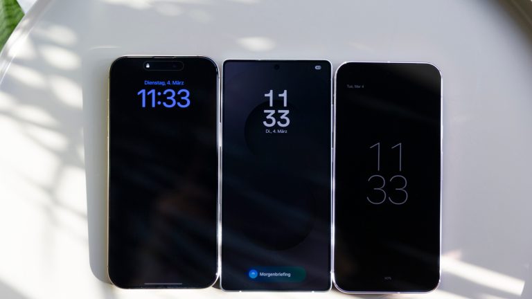 iPhone 16 Pro Max vs. Galaxy S25 Ultra vs. Google Pixel 9 Pro XL, Premium-Smartphones im Vergleich Bild der aktivierten Always-on-Funktion bei einem iPhone 16 Pro Max, einem Galaxy S25 Ultra und einem Pixel 9 Pro XL.