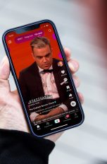 Auf einem iPhone ist ein TikTok-Video der Graham Norton Show zu sehen.