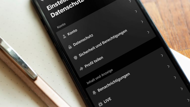 Was ist TikTok? Übersicht und erste Schritte Blick auf ein Smartphone, auf dem die Einstellungen von TikTok zu sehen sind.