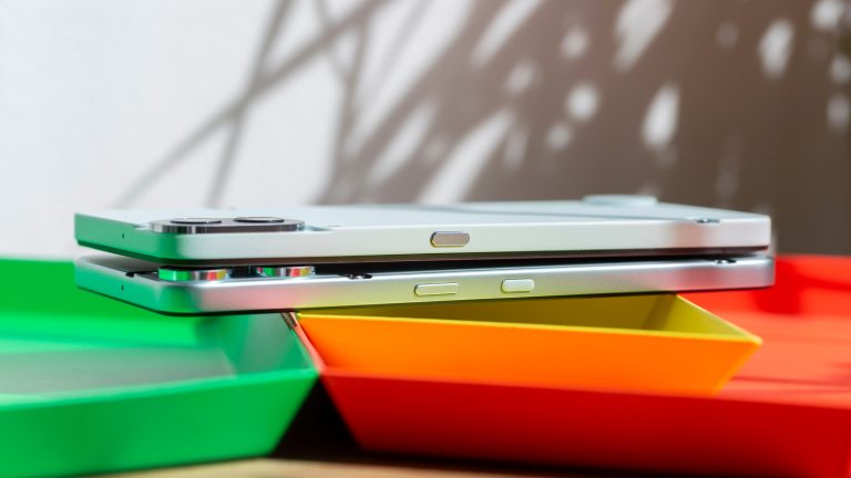 Rundum verbessert, Das CMF Phone 2 Pro und neue Buds im Alltagstest Ein CMF Phone 1 liegt auf einem CMF Phone 2 Pro.