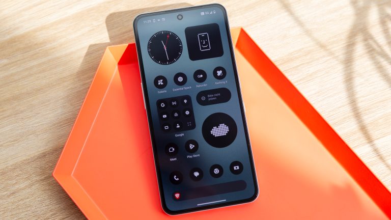 Rundum verbessert, Das CMF Phone 2 Pro und neue Buds im Alltagstest Ein CMF Phone 2 Pro liegt mit angeschaltetem Display in einer orangefarbenen Schale.