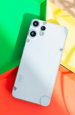 Ein CMF Phone 2 Pro liegt mit der Rückseite nach oben auf bunten Schalen.