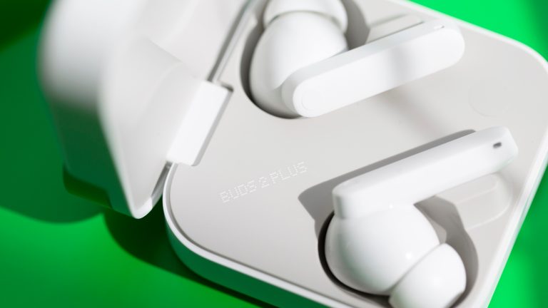 Rundum verbessert, Das CMF Phone 2 Pro und neue Buds im Alltagstest Nahaufnahme der CMF Buds 2 Plus in ihrem Case.