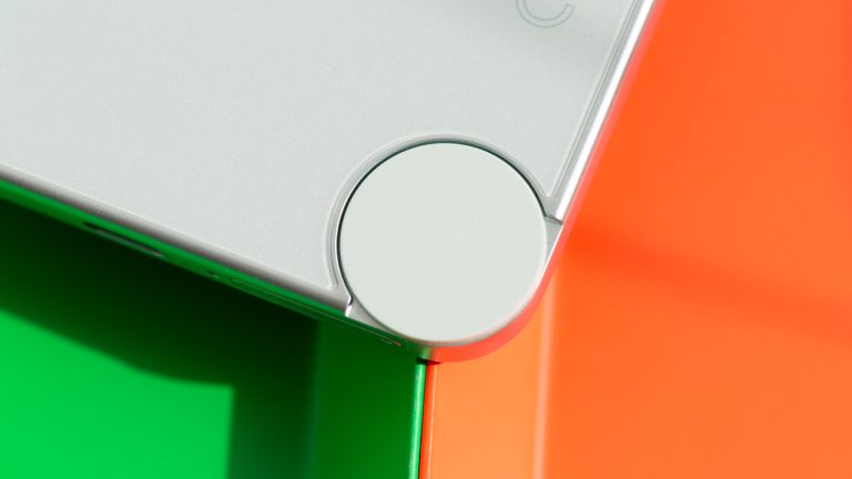 Rundum verbessert, Das CMF Phone 2 Pro und neue Buds im Alltagstest Blick auf die Zubehör-Aufnahme bei einem CMF Phone 2 Pro.