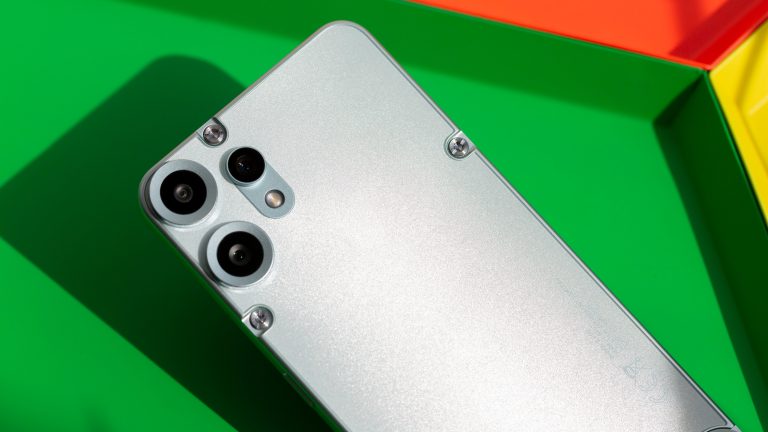 Rundum verbessert, Das CMF Phone 2 Pro und neue Buds im Alltagstest Ein CMF Phone 2 A liegt mit der Rückseite nach oben auf einer grünen Schale.