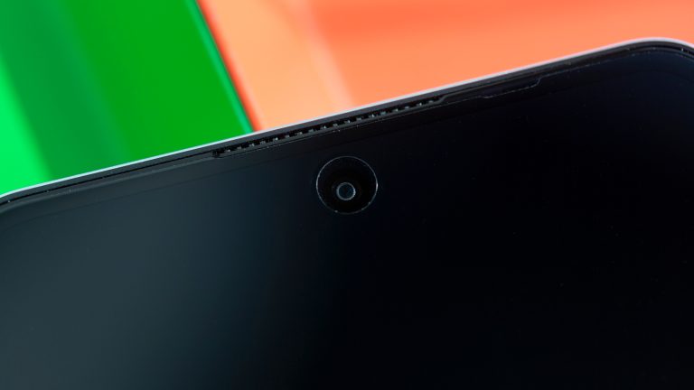 Rundum verbessert, Das CMF Phone 2 Pro und neue Buds im Alltagstest Detailansicht der Pinhole-Frontkamera bei einem CMF Phone 2 Pro.