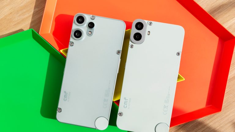 Rundum verbessert, Das CMF Phone 2 Pro und neue Buds im Alltagstest Ein CMF Phone 2 Pro und ein CMF Phone 1 liegen nebeneinander auf bunten Schalen.