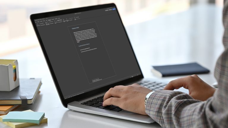 Fußnoten in Word, Einfügen, löschen und formatieren Eine Person sitzt vor einem Laptop und formatiert Fußnoten in Word.