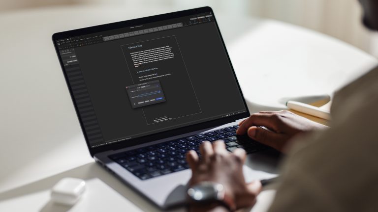 Fußnoten in Word, Einfügen, löschen und formatieren Eine Person sitzt vor einem Laptop. Darauf ist die Suche nach Fußnoten zu sehen.