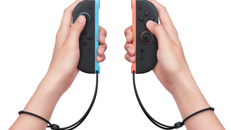 Eine Person hält die Joy-Cons 2 der Switch 2 in der Hand.