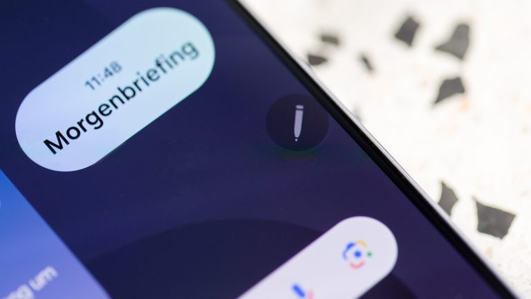 Eine Nahaufnahme des Screens eines Samsung Galaxy S25 Ultras. Darauf die Bearbeitungsfunktion des Morgenbriefings.