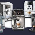 Freisteller von fünf Kaffeevollautomaten vor blauem Grund.