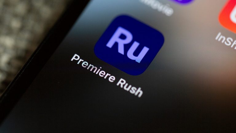 Videos bearbeiten, Apps zum Schneiden, Bearbeiten und Co. Das Premiere Rush Icon auf einem Smartphone-Bildschirm.