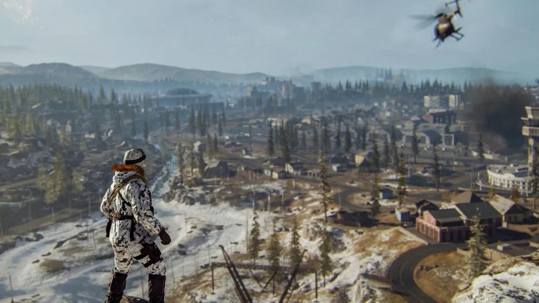 Ein Operator steht auf einem Berg über der Karte Verdansk.