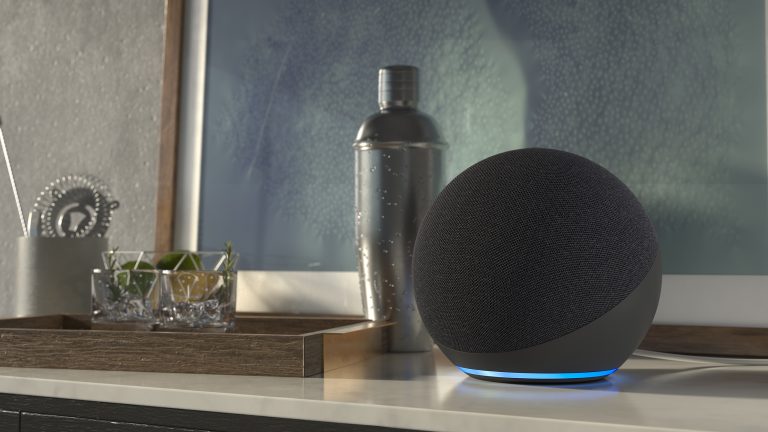 Ein Echo-Lautsprecher steht auf einer Anrichte und leuchtet.