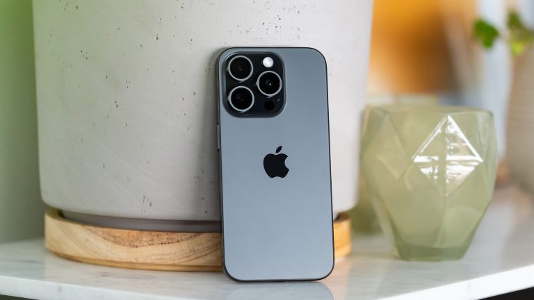 Ein iPhone 15 Pro lehnt an einem Blumentopf.