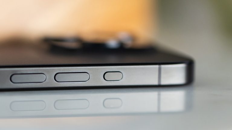 iPhone 15 Pro & Pro Max, Noch immer sehr interessant Blick auf die Seite eines iPhone 15 Pro mit Action-Button im Fokus.