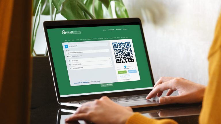 QR-Code erstellen, Mit diesen Apps und Services klappt es Eine Person sitzt an einem Laptop und generiert online einen eigenen QR-Code.
