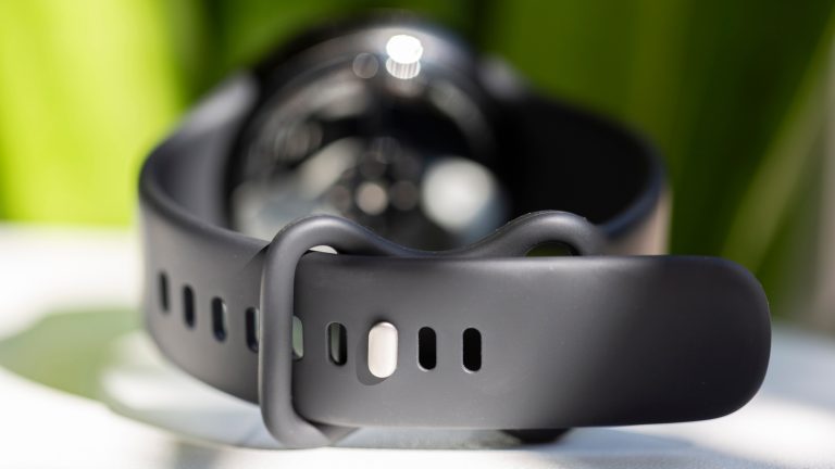 Der Verschluss eines Pixel Watch 3 Armbands im Fokus.