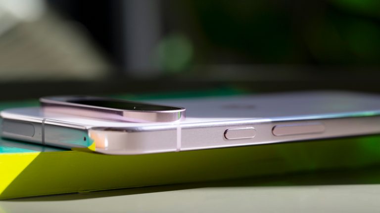 Das Google Pixel 9 Pro von der Seite. Es ist zu sehen, wie sich der Kamerabalken von der Rückseite abhebt.