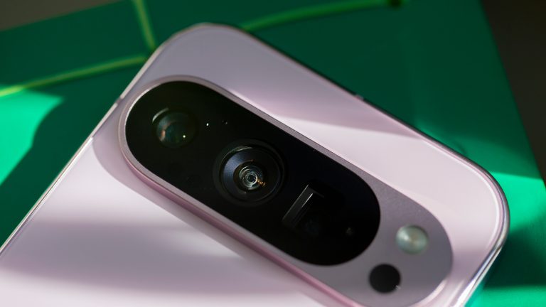 Der Kamerabalken eines rosa Pixel 9 Pro in einer Nahaufnahme.