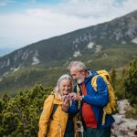 Zwei Personen in Wanderkleidung stehen in einer abgelegenen Berglandschaft.