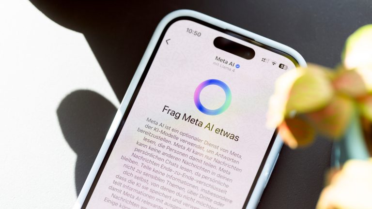 Meta AI bei WhatsApp, Instagram & Co, Chancen & Risiken im Überblick Auf einem iPhone ist der Meta-AI Chatbot von WhatsApp geöffnet.