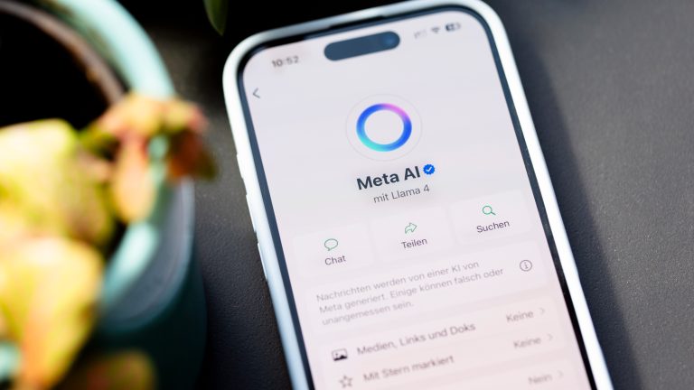Meta AI bei WhatsApp, Instagram & Co, Chancen & Risiken im Überblick Auf einem iPhone ist das WhatsApp-Kontakt-Profil von Meta-AI geöffnet.