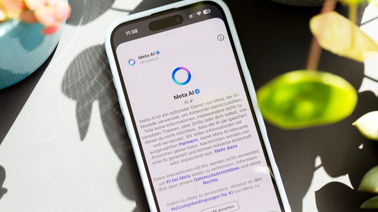 Meta AI bei WhatsApp, Instagram & Co, Chancen & Risiken im Überblick Auf einem iPhone ist Meta AI in Instagram geöffnet. Zu sehen ist eine ausführliche Beschreibung des Dienstes.
