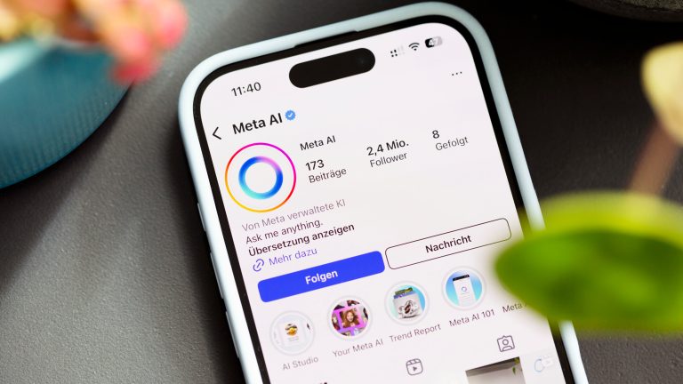 Meta AI bei WhatsApp, Instagram & Co, Chancen & Risiken im Überblick Auf einem iPhone ist das Instagram-Profil von Meta-AI zu sehen.