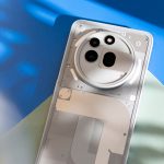 Ein Nothing Phone 3(a) Pro liegt auf einer blau-grünen Oberfläche.