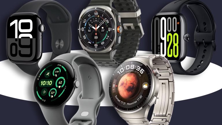 Fünf Smartwatches stehen nebeneinander auf dunkelblauem Grund.