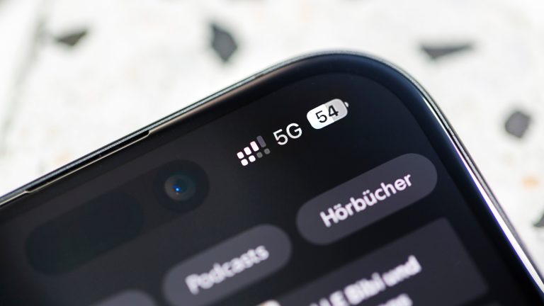 Auf einem iPhone ist ein 5G-Schriftzug zu sehen, daneben die Balken für die Signalqualität.