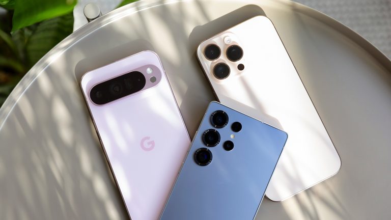5G, Deutsche Anbieter und Geschwindigkeiten Ein Samsung Galaxy S25 Ultra, ein Google Pixel 9 Pro XL und ein Apple iPhone 16 Pro Max liegen zusammen auf einem kleinen Tisch.