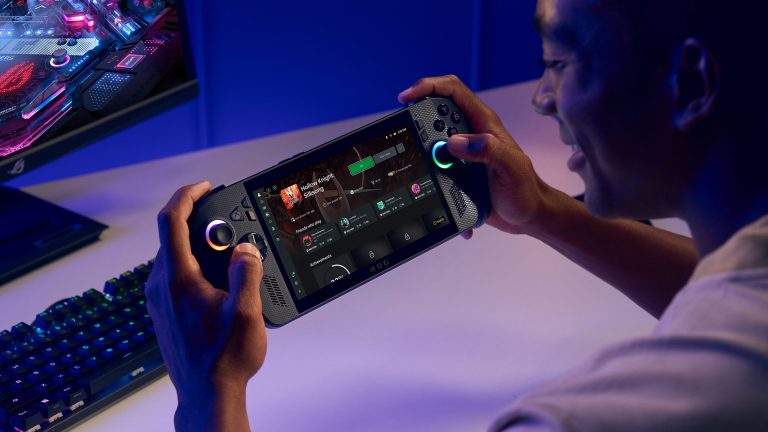 ROG Ally Xbox (X), Die Xbox zum Mitnehmen kommt Eine Person sitzt vor einem Gaming-PC und hält ein ROG Ally Xbox X in der Hand.