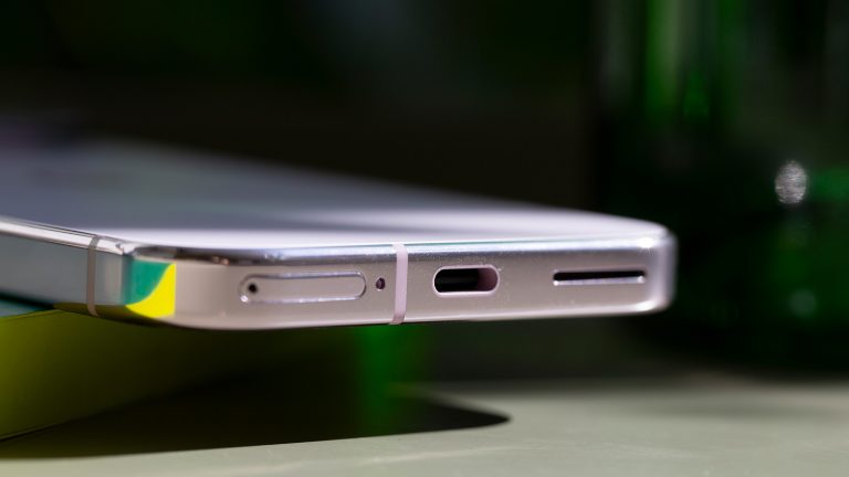 USB-C, Всеs, was du über den vielseitigen Anschluss wissen musst Ein Smartphone mit USB-C-Anschluss.