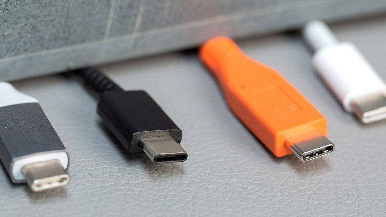 USB-C, Всеs, was du über den vielseitigen Anschluss wissen musst Vier USB-C-Kabel in verschiedenen Farben nebeneinander.