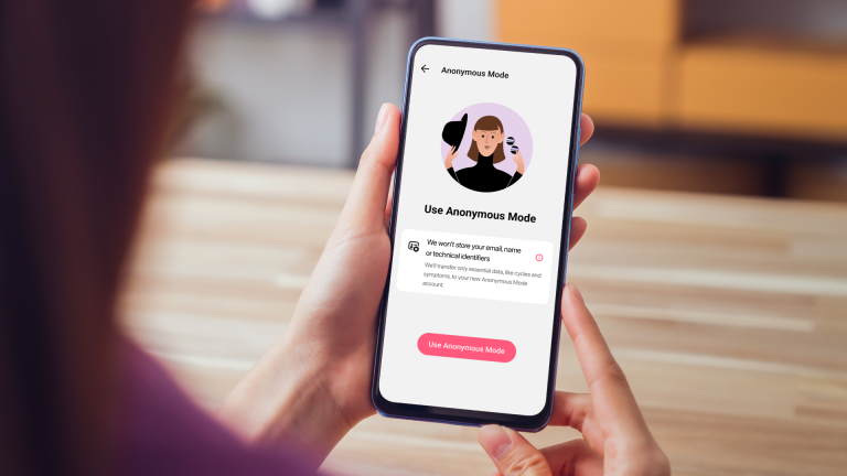 Anonymous Mode Eine Person hält ein Smartphone in der Hand. Die Flo-App ist im anonymen Modus geöffnet.