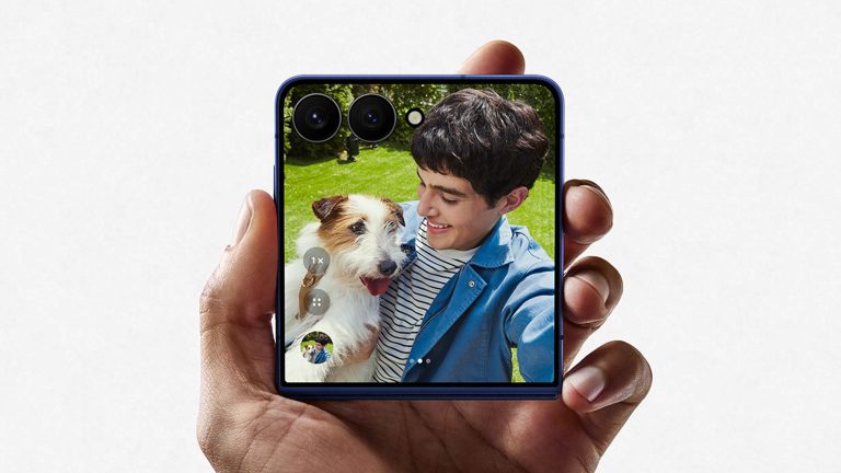 Galaxy-Flip7 Foto von einem zugeklappten Galaxy Z Flip7, mit dem jemand gerade ein Selfie macht.