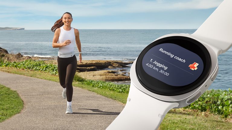 Eine Person joggt auf einem Weg an einer Küste entlng. Im Hintergrund ist das Meer zu sehen.