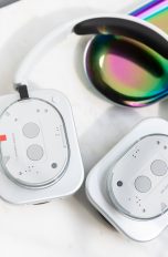 Die Nothing Headphones (1) liegen mit eingedrehten Ohrmuscheln auf einem Tisch.
